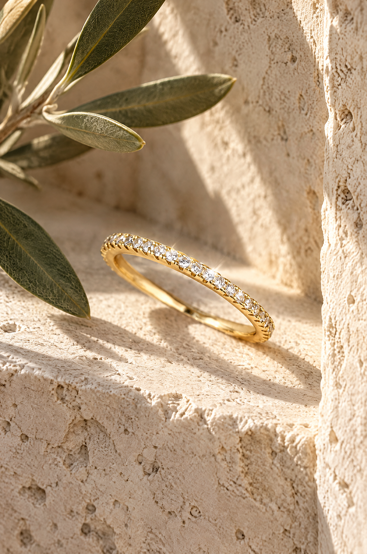 Vernazza eternity band, gold, in a travertine niche