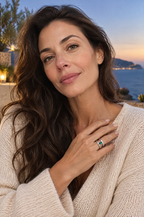 Woman at blue hour wearing the silver Cefalù ring cover