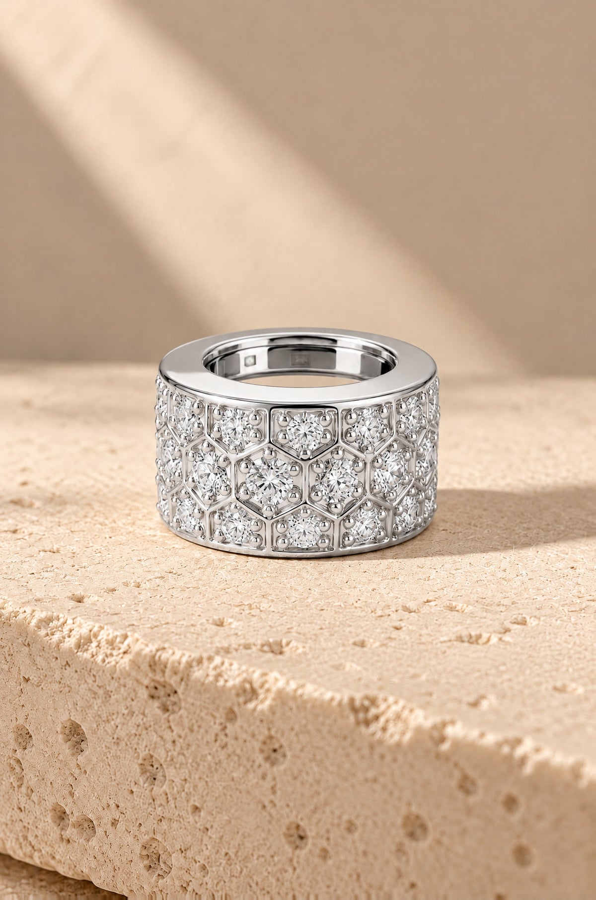 Anacapri ring cover in silver on travertine