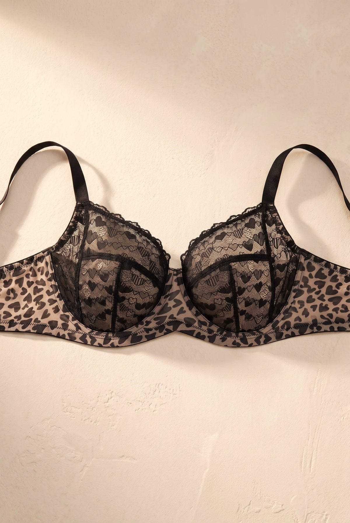Cuore heart lace bra in black, catalog hero