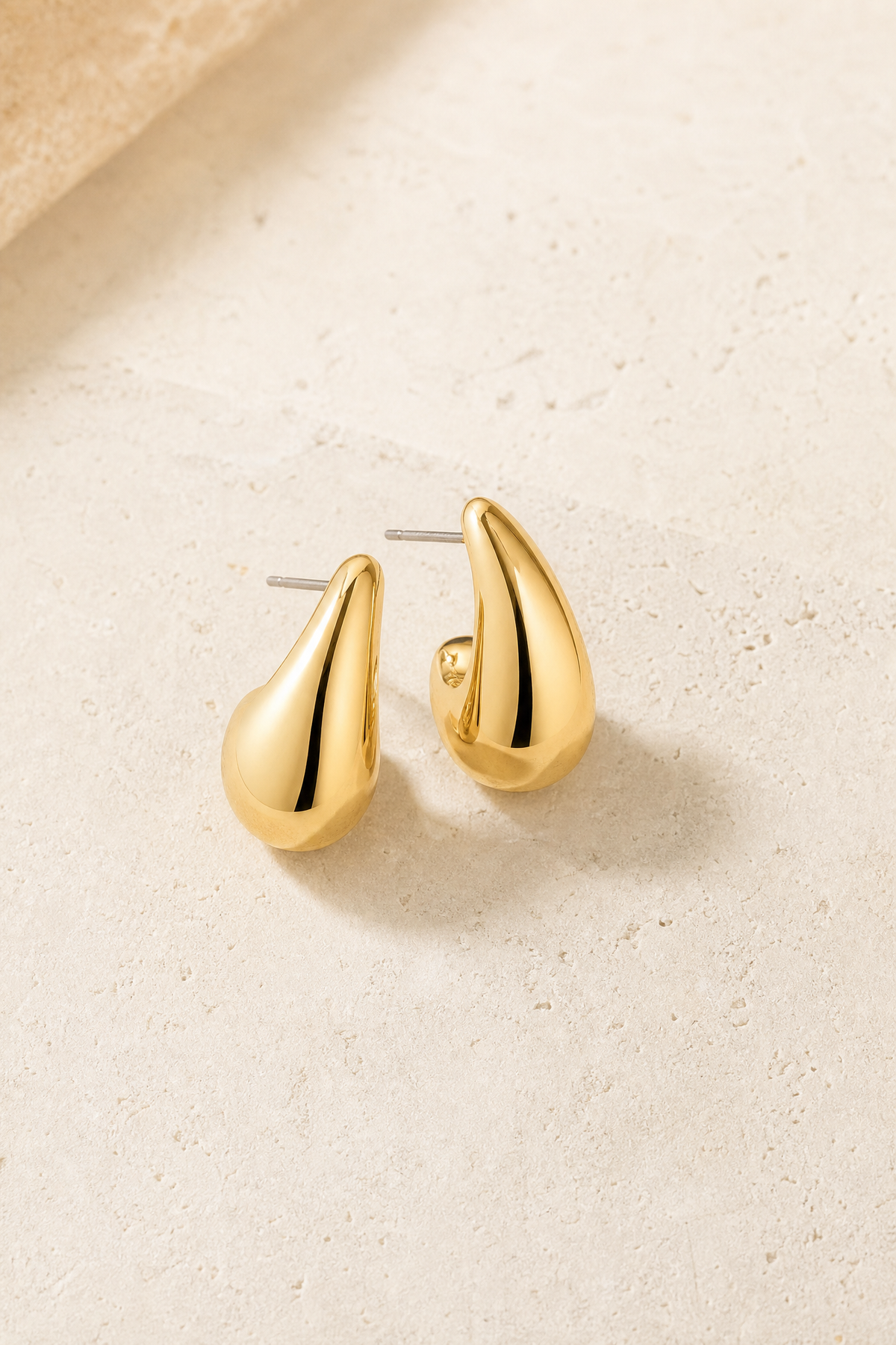 Furore dome teardrop earrings in gold with pearl