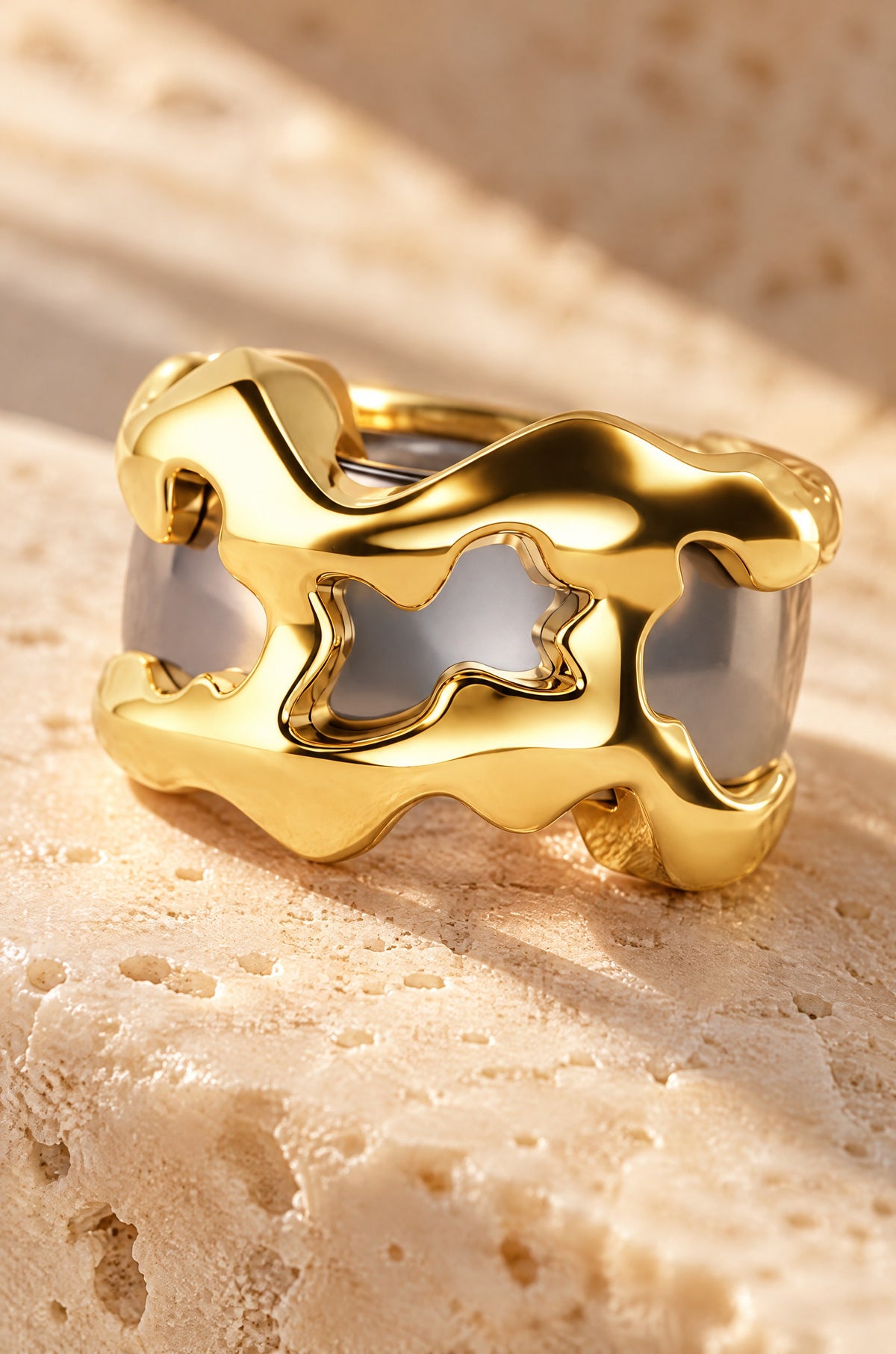Close-up of the gold Filicudi ring cover