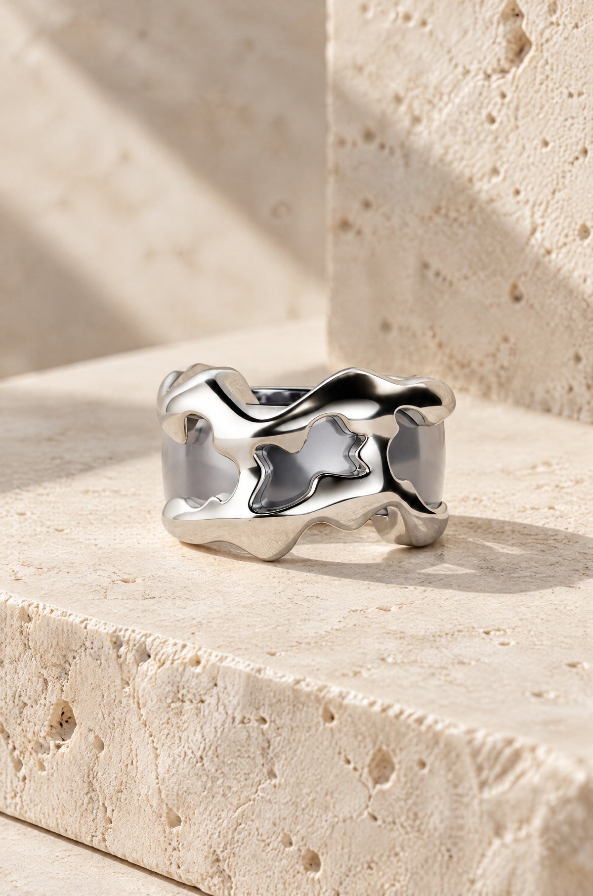 Filicudi ring cover in silver on travertine