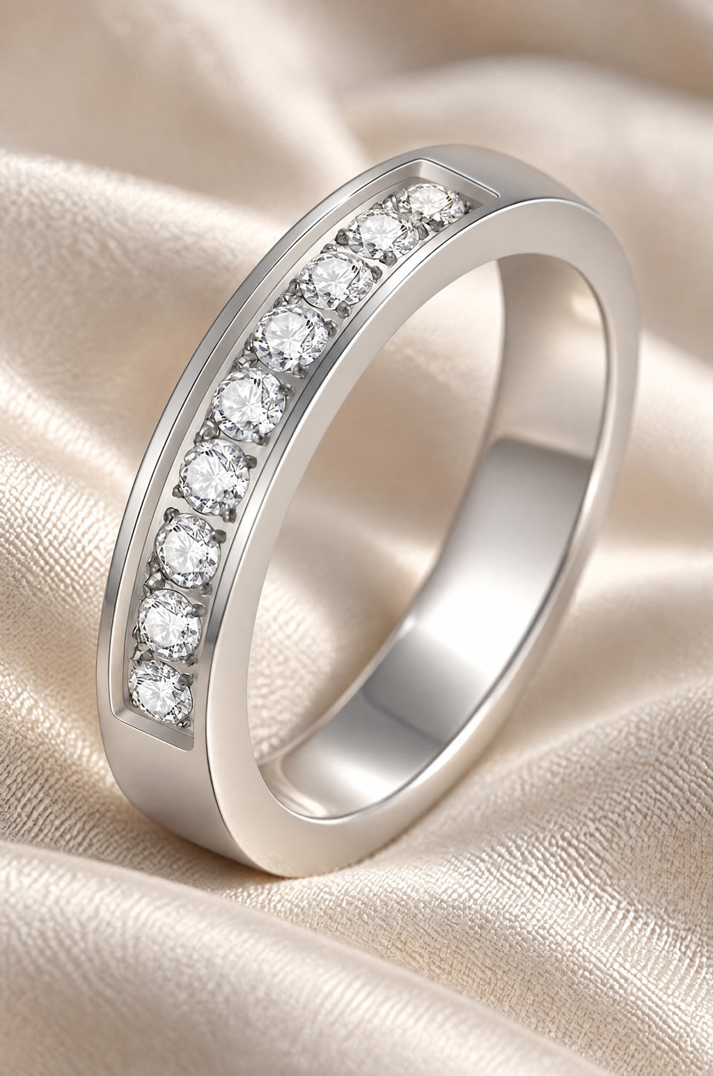 Recco moissanite band, moissanite row detail