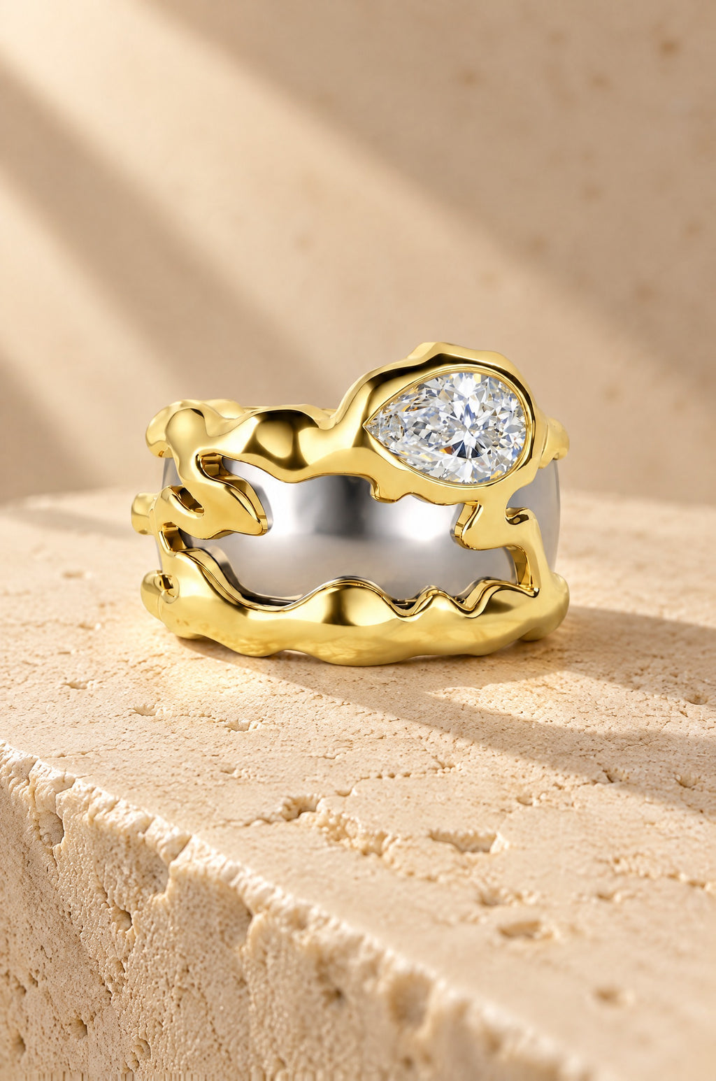 Vulcano cover fitted over a smart ring